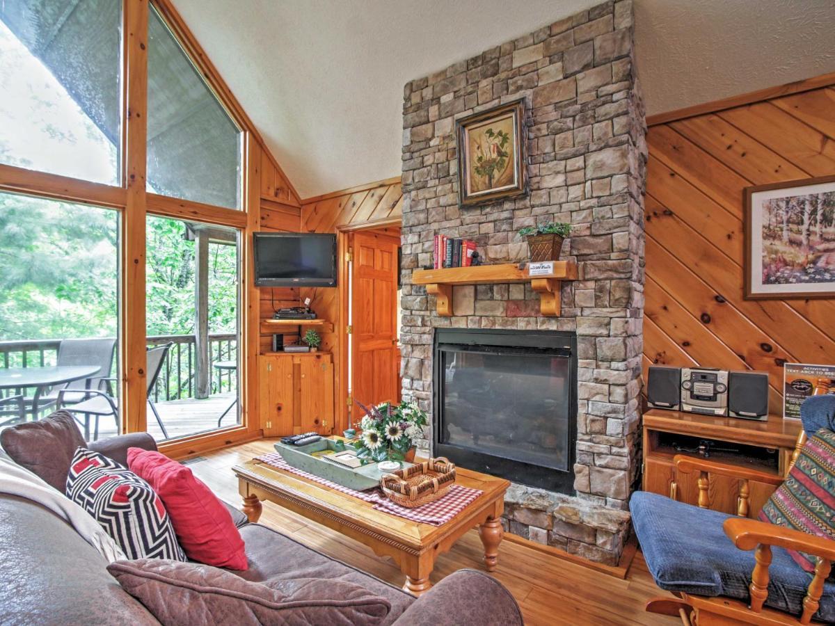 Idyllic Cabin With Hot Tub Less Than 2 Mi To Dollywood! Sevierville Bagian luar foto